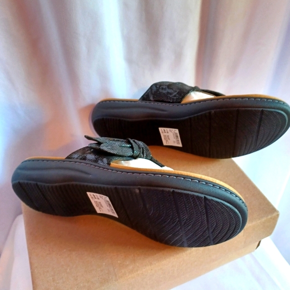 Clarks Laurieann Rae Floral Toe-Post Sandal Black - Picture 3 of 3